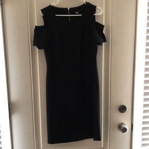 Little black dress with cold shoulder openings/ gold zipper in black